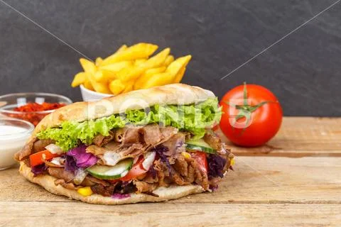 D Ner Kebab Doner Kebap Fastfood Essen Im Fladenbrot Men Mit Pommes