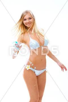 Image Of Luxurious Woman In Bikini Holding Cocktail Premium Photo