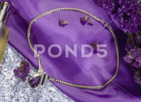 Gold necklace with amethyst