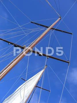 Sailing yacht, mast and rigging