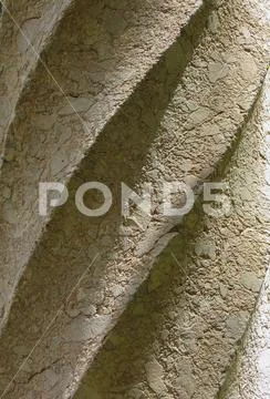 Stretched column made of shell limestone