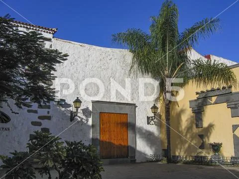 Facade courtyard with palm tree in Teide, Gran Canaria