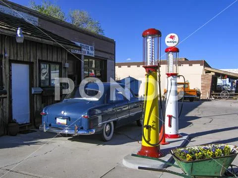 Historic gas station with vintage cars in Williams