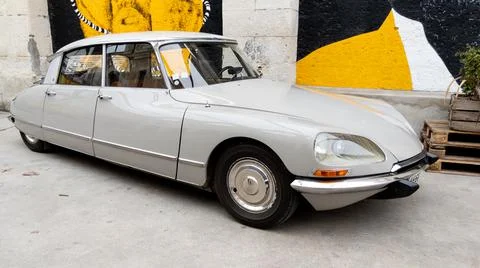 Schaufensterpuppe als Deko vor Citroen DS 21 Pallas (Baujahr 1966