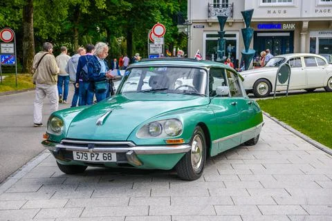 Schaufensterpuppe als Deko vor Citroen DS 21 Pallas (Baujahr 1966