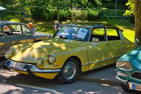 Schaufensterpuppe als Deko vor Citroen DS 21 Pallas (Baujahr 1966