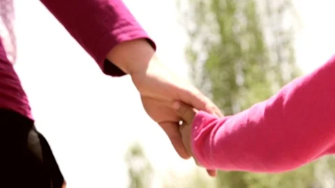  00:05 | 00:10 1×  A mother and her daughter are walking in the village Vídeos de archivo 78024202