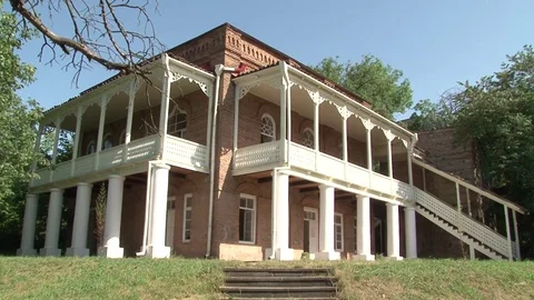 001 Ancient mansion Stockbeeldmateriaal 80122337