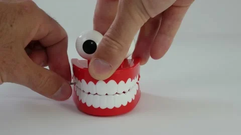 002 Crazy Teeth Windup and go 28secs 30FPS 4K Stock-Footage 139643982