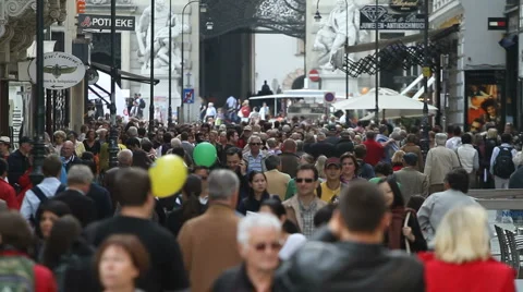 0031 Crowd on viennese Kohlmarkt Stock Footage 1087748