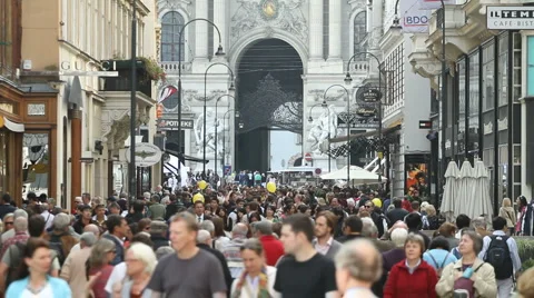 0032 Crowd on viennese Kohlmarkt Stock Footage 1087817