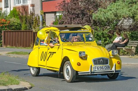 007 yellow 2CV Stock Photos