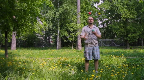 01 Guy juggling  multi-colored balls Video stock 6531020