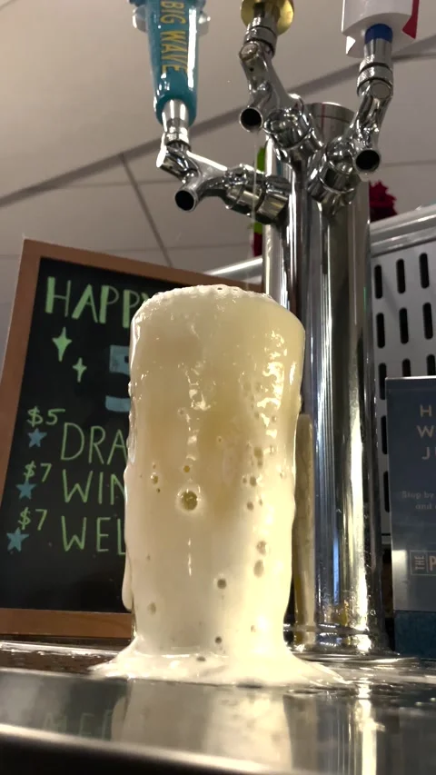 01/03/2025 El segundo, CA "Draft beer overflow" Stock Footage 296841873