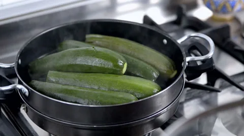 0116 zucchine Video stock 32297294