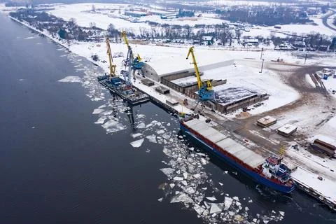 02-02-2021 Container ship on the Rhine River, Rhine Valley - UNESCO World Her Stock-Fotos