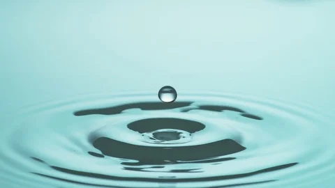 02 - Drop of Water - One Drop with Mini-Drops - Macro - Low Impact Vídeo Stock 83800732