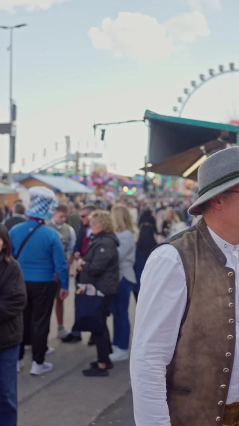 03 10 2025 Munich. German festival gathering, locals and visitors celebrate Stock Footage 322808634