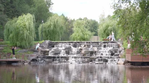 03 AUGUST 2025, MOSCOW, RUSSIA: People are enjoying a leisurely stroll in the 스톡 동영상 315404853