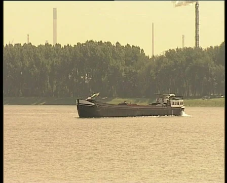 03 boat turning Stock Footage 371266