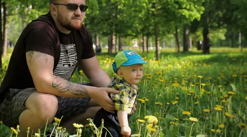 03 Brutal dad playing with son in park 스톡 동영상 6531003