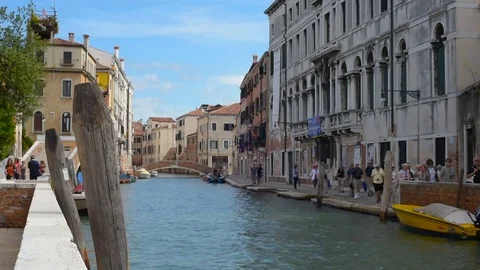 03/09/2017 - beautiful view of canals with people, boats and buildings in Venice Vídeos de archivo 82697595