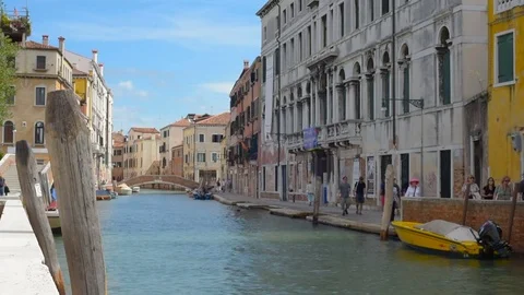 03/09/2017 - beautiful view of canals with people, boats and buildings in Venice Vidéo 82697751