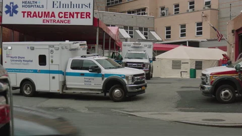 041020 Ambulance pulls out of Elmhurst Hospital in Queens NYC Vídeos de archivo 251194707