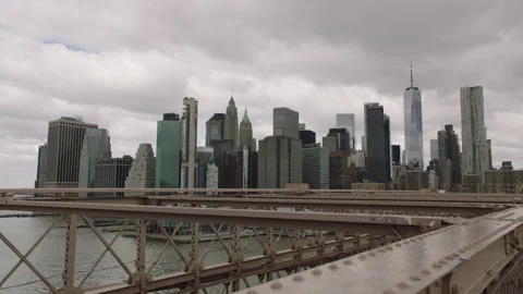041020 angled views of Lower Manhattan from above the Brooklyn Bridge NYC Vídeos de archivo 251193363