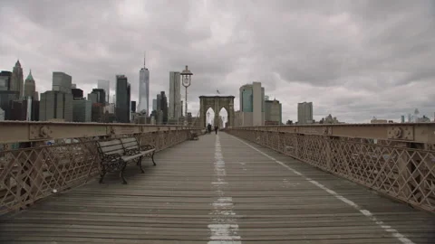 041020 central view of Brooklyn Bridge walkway path from Brooklyn end NYC Vídeos de archivo 251193380