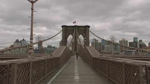 041020 central view of  Brooklyn Bridge and views of Downtown Manhattan Vídeos de archivo 251193463