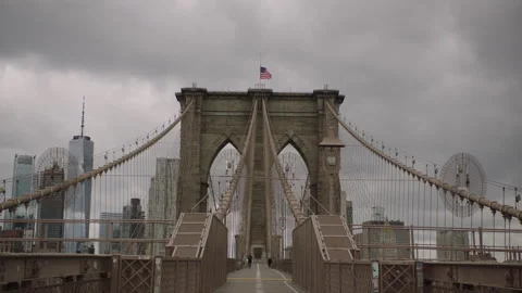 041020 low angle view of top of Brooklyn Bridge and pedestrian walkway NYC 스톡 동영상 251192881