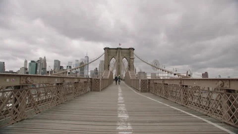 041020 pulled back view of Brooklyn Bridge pedestrian walkway NYC 스톡 동영상 251192987
