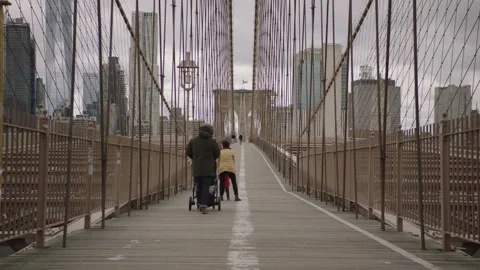 041020 pulled in central view family walking Brooklyn Bridge to Lower Manhattan Vídeos de archivo 251193237