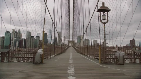 041020 pulled in central view vacant Brooklyn Bridge to Lower Manhattan Vídeos de archivo 251193051