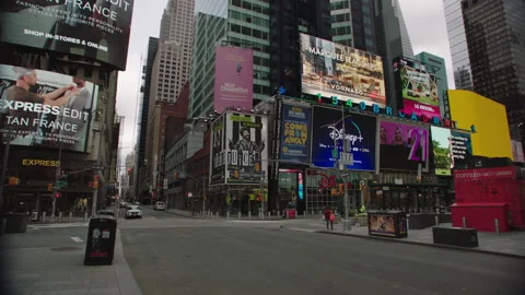 041020 View from outside of Times Square Midtown Manhattan as traffic passes by Vídeos de archivo 251196592
