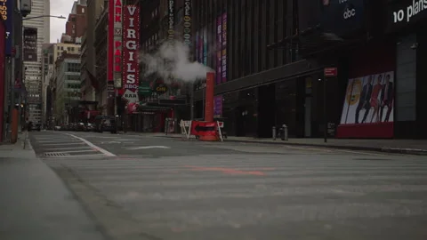 041020 Zoom on pipe smoke in an empty Times Square Midtown Manhattan Vídeos de archivo 251196713