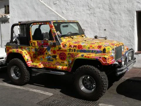 Artistic painted Jeep Wrangler xkwx 4 asientos, Americano, Calle, Chrysler Group LLC, España, Jeep, Jeep Wrangler, Marbella, Puerto Banús, Techo de lona, alegrÃa, aparcado, barra protectora, bocina, bocina exterior, capota, coche, coche de colección, coche deportivo, color amarillo, convertible, coupé, cromo, dos puertas, dÃa, espejo, espejos laterales, faros adicionales, impecable, llantas de aleación, perfecto estado, pintura a mano, pintura artÃstica, pintura naif, sol, vista lateral derecha