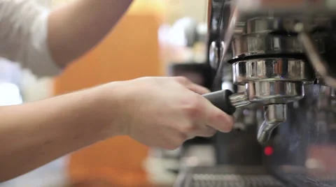 0460 Preparing fresh expresso in a bar with coffee machine Vidéo 42710053