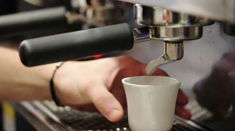 0462 Preparing fresh expresso in a bar with coffee machine Video stock 42710993