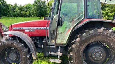 05-07-2022 - Denmark, Hovedgaard - Tractor with feed wagon Stockbeeldmateriaal 200811516