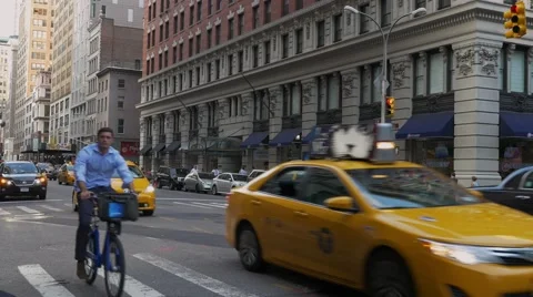 0512 UHD Rush hour in midtown, New York City Video stock 43107589