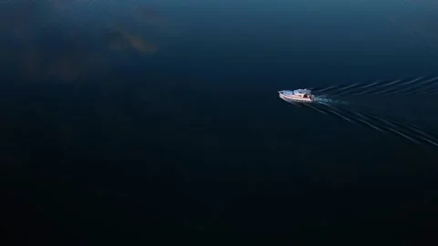 052 The boat is sailing on the river 库存影片 166573495