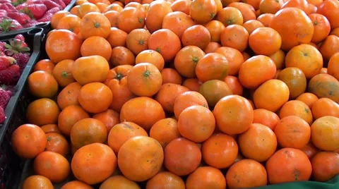 0583  Oranges at the market Stock Footage 35271787