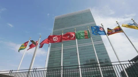  0590 UHD Flags waving in front of United Nation Headquarter Vidéo 44633664