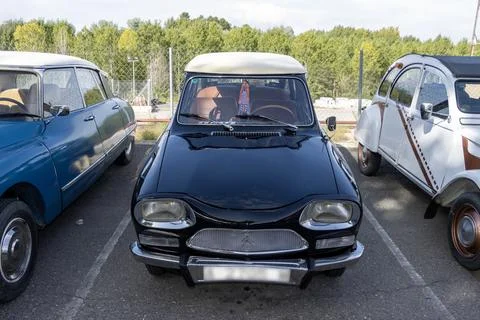 06-10-2024, Teruel, Spain,  Vintage Citroen Ami 6 in a Parking Lot Surround.. Stockfoto's