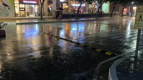 06-12-2025, Lapu-Lapu Rain Reflections on Wet City Pavement at Night 库存影片 336482567