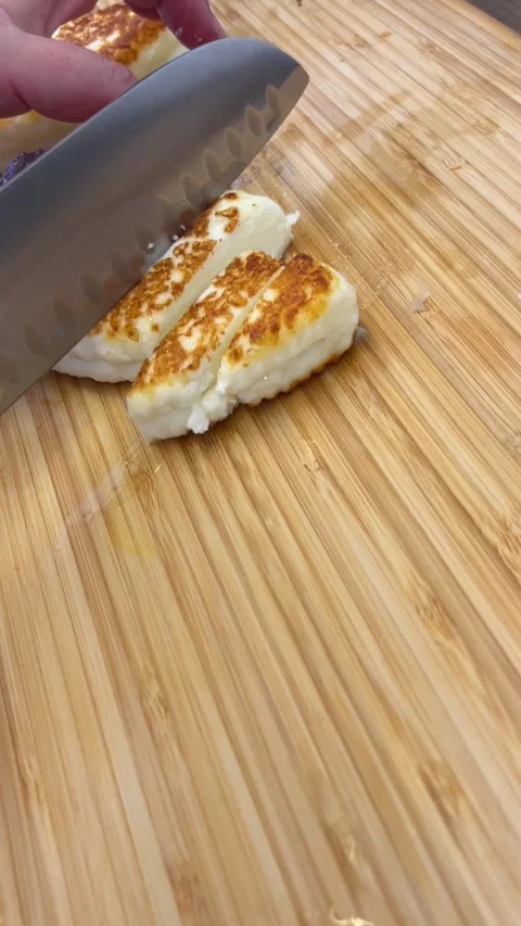 06.19.2022, chef slicing cottage cheese fried casserole on a cutting board Vídeos de archivo 331068341