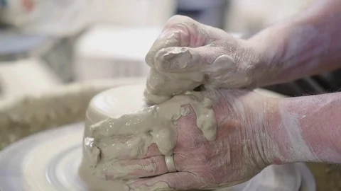 07 Ceramic Throwing - Forming Shaping Bowl on Wheel Vidéo 77758972