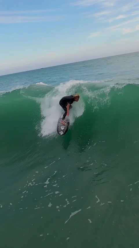070326 San Clemente Surfer gets a quick head dip in the sunset waves 9x16 Vidéo 338305818